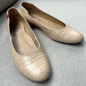 Elegant Beige Croc-Embossed Women's Flats